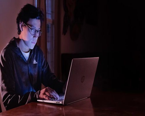 Joven en México trabajando en laptop con iluminación natural